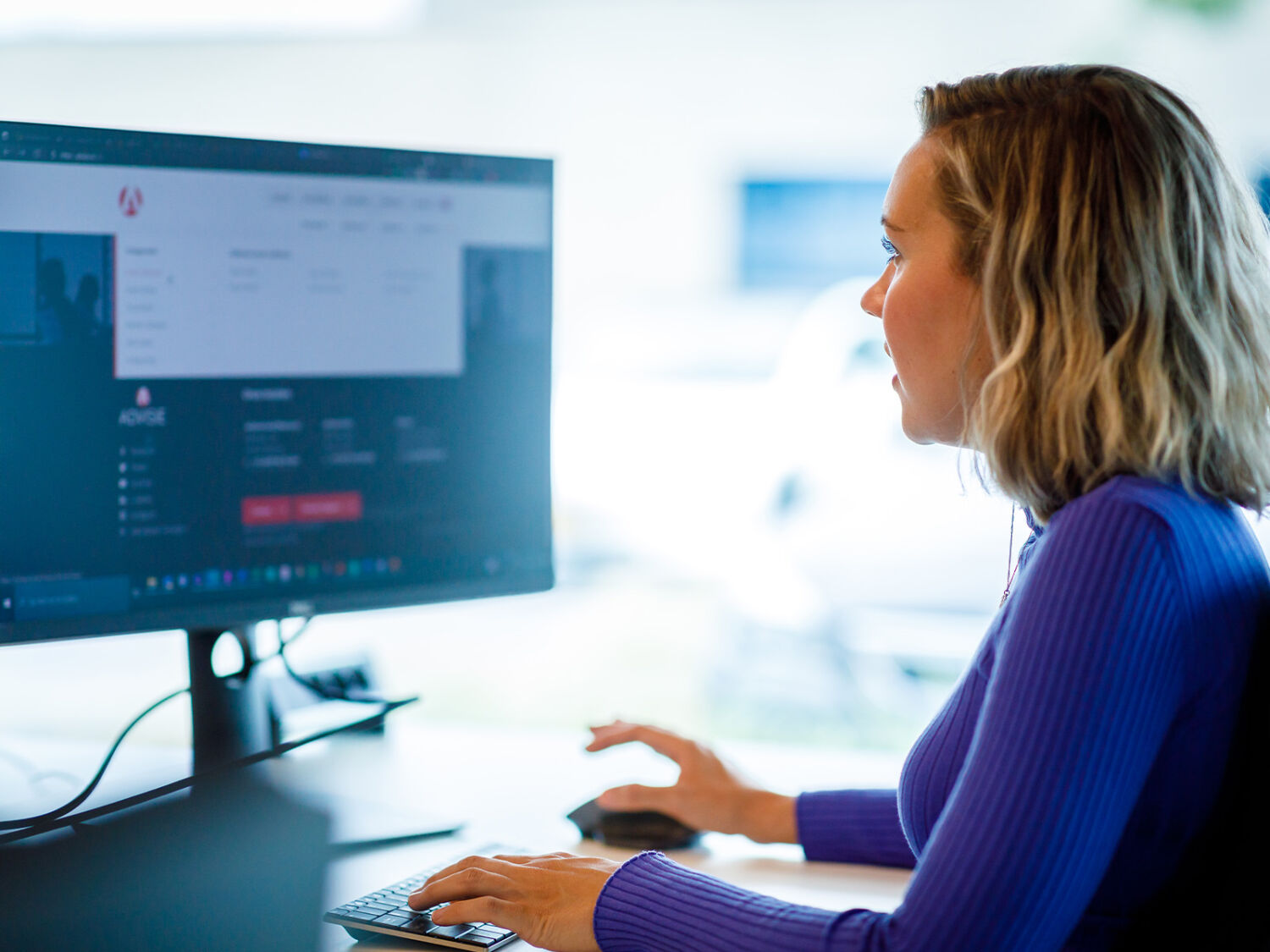 Elke aan het werk op een website