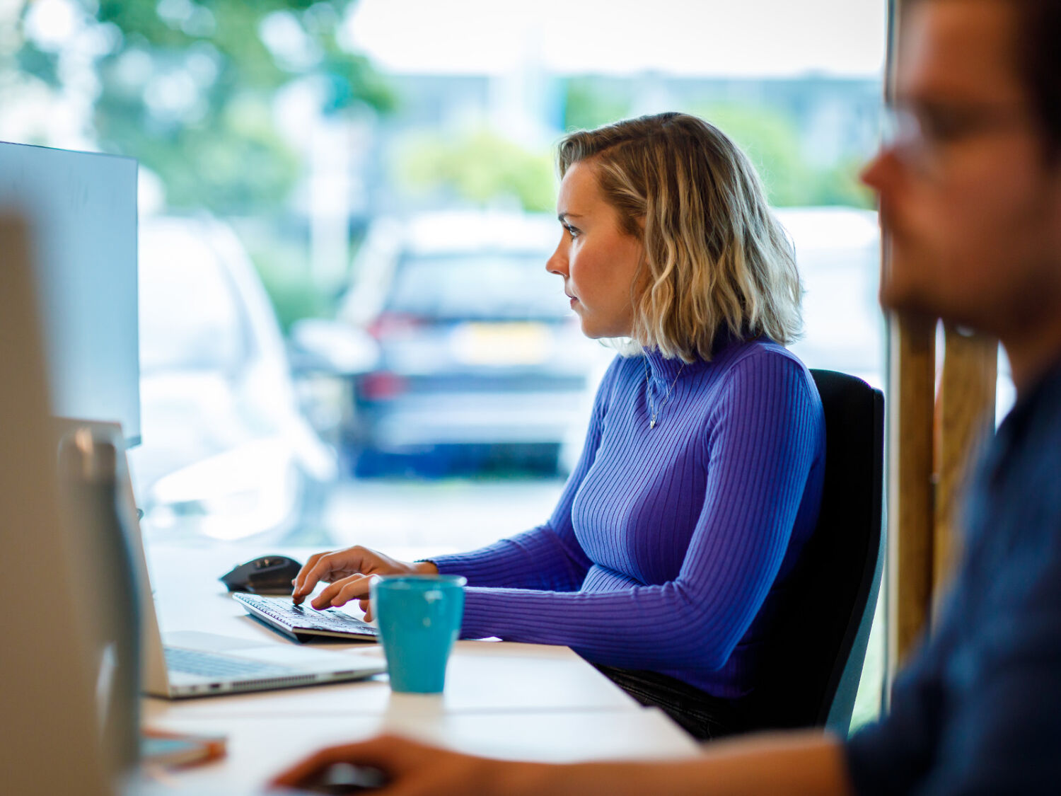 Elke werkt op haar pc