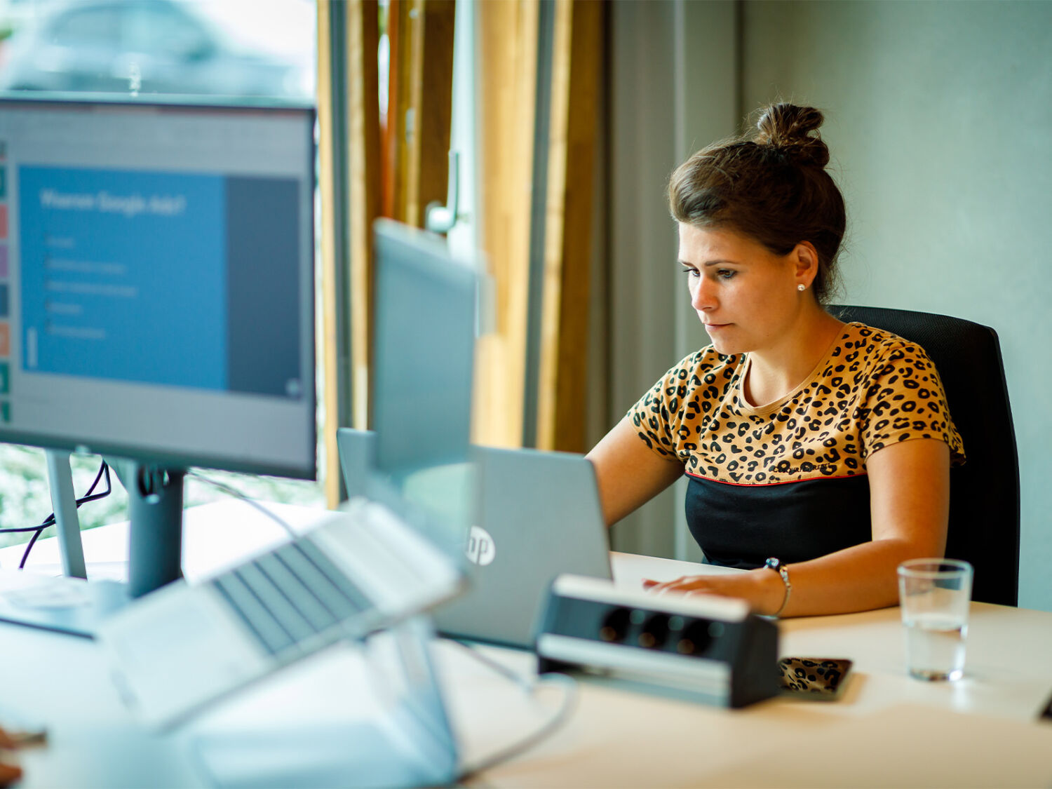 Online marketeer Emy aan het werk achter de laptop
