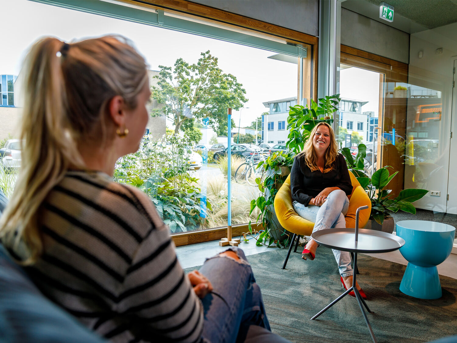 Accountstrateeg Marijke in gesprek met een klant