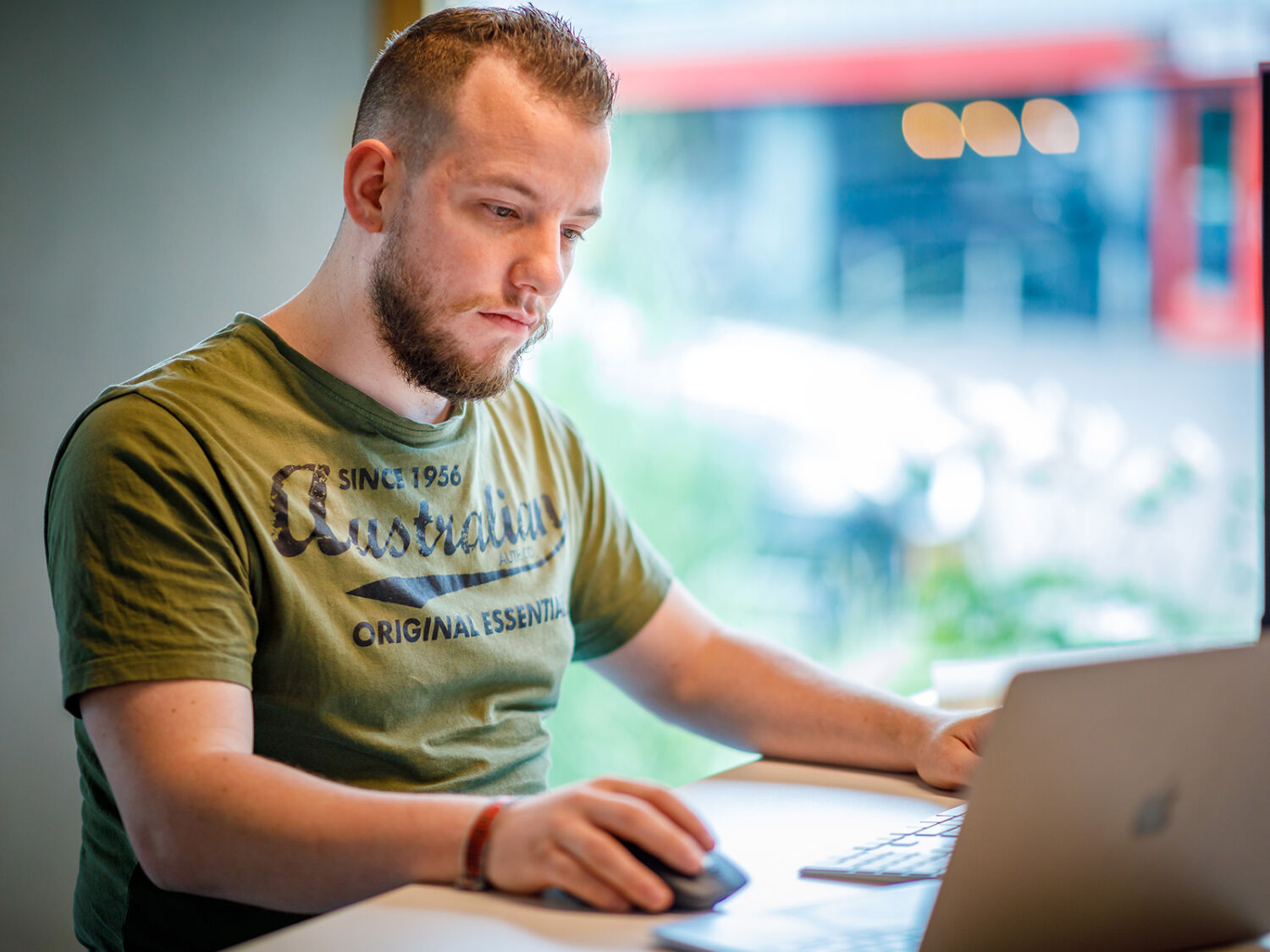 Frontend developer Mike aan het werk