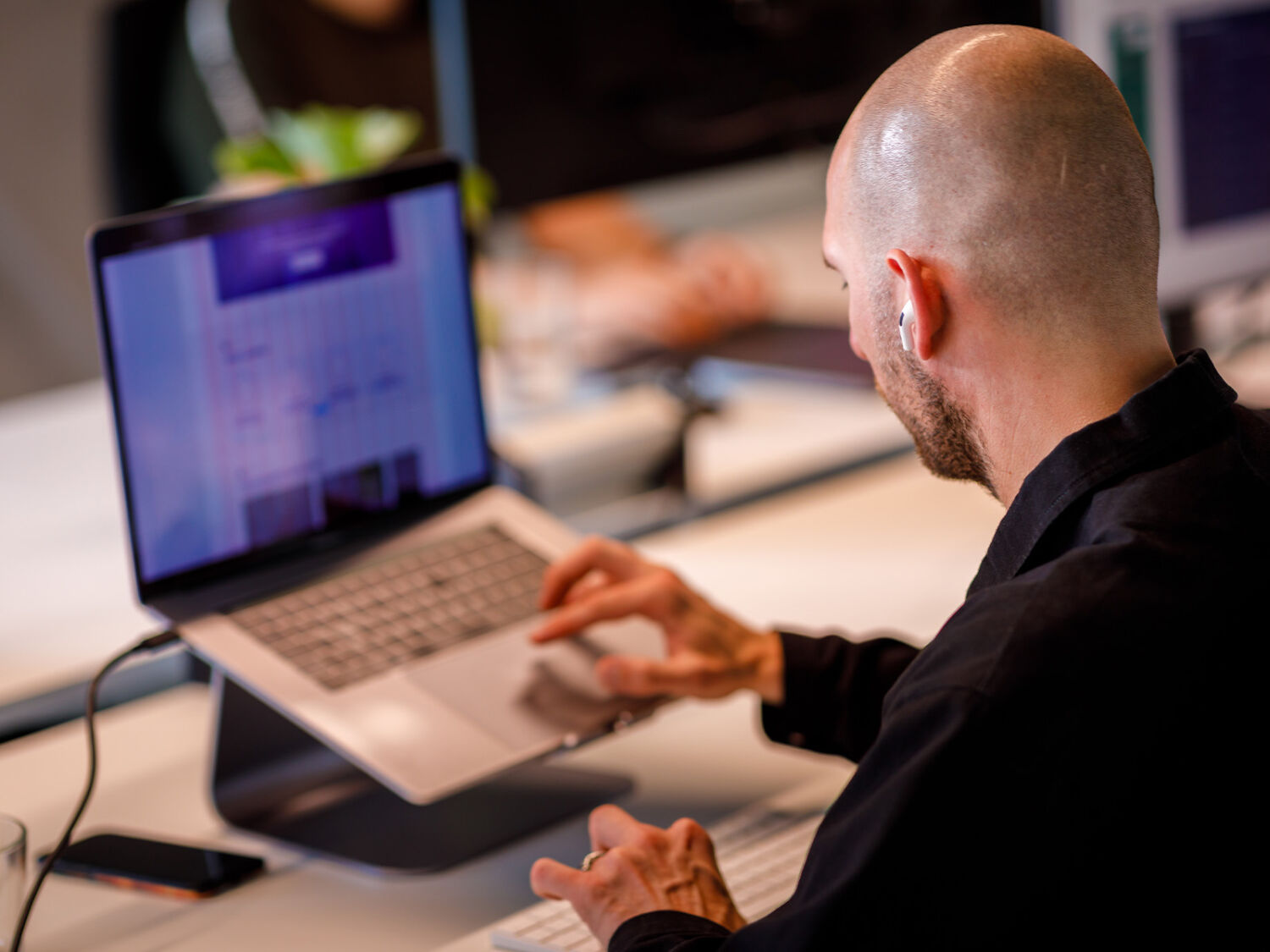 Designer Nick scrolt door een document