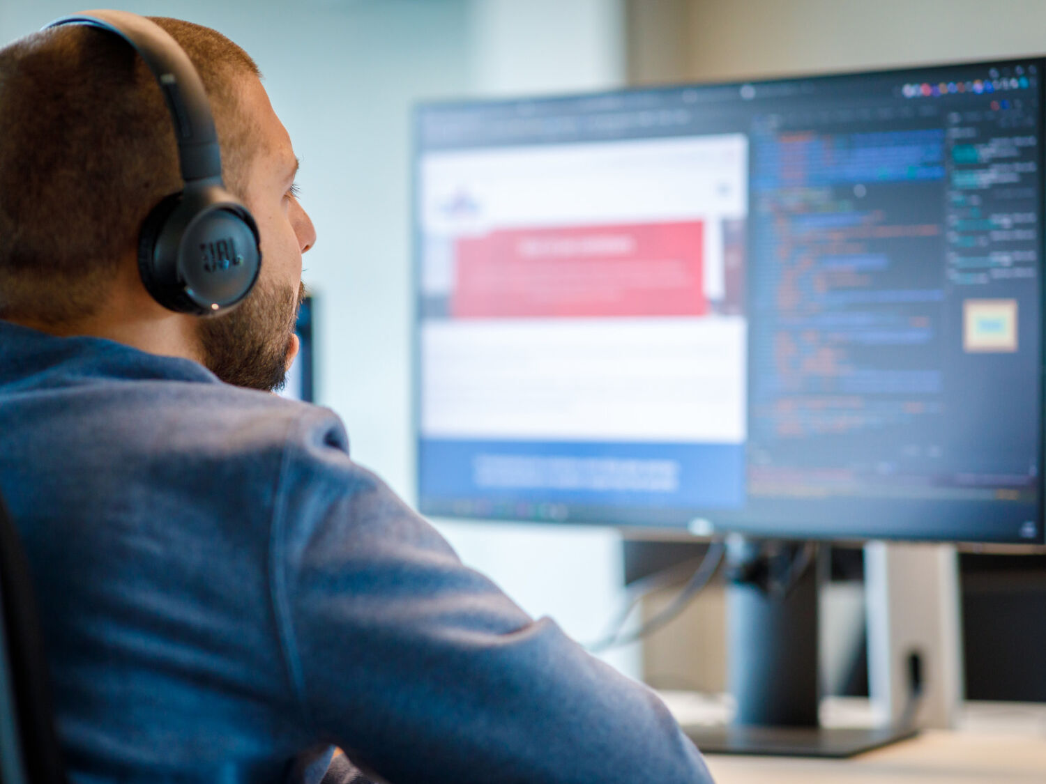 Sean werkt aan de website van een klant