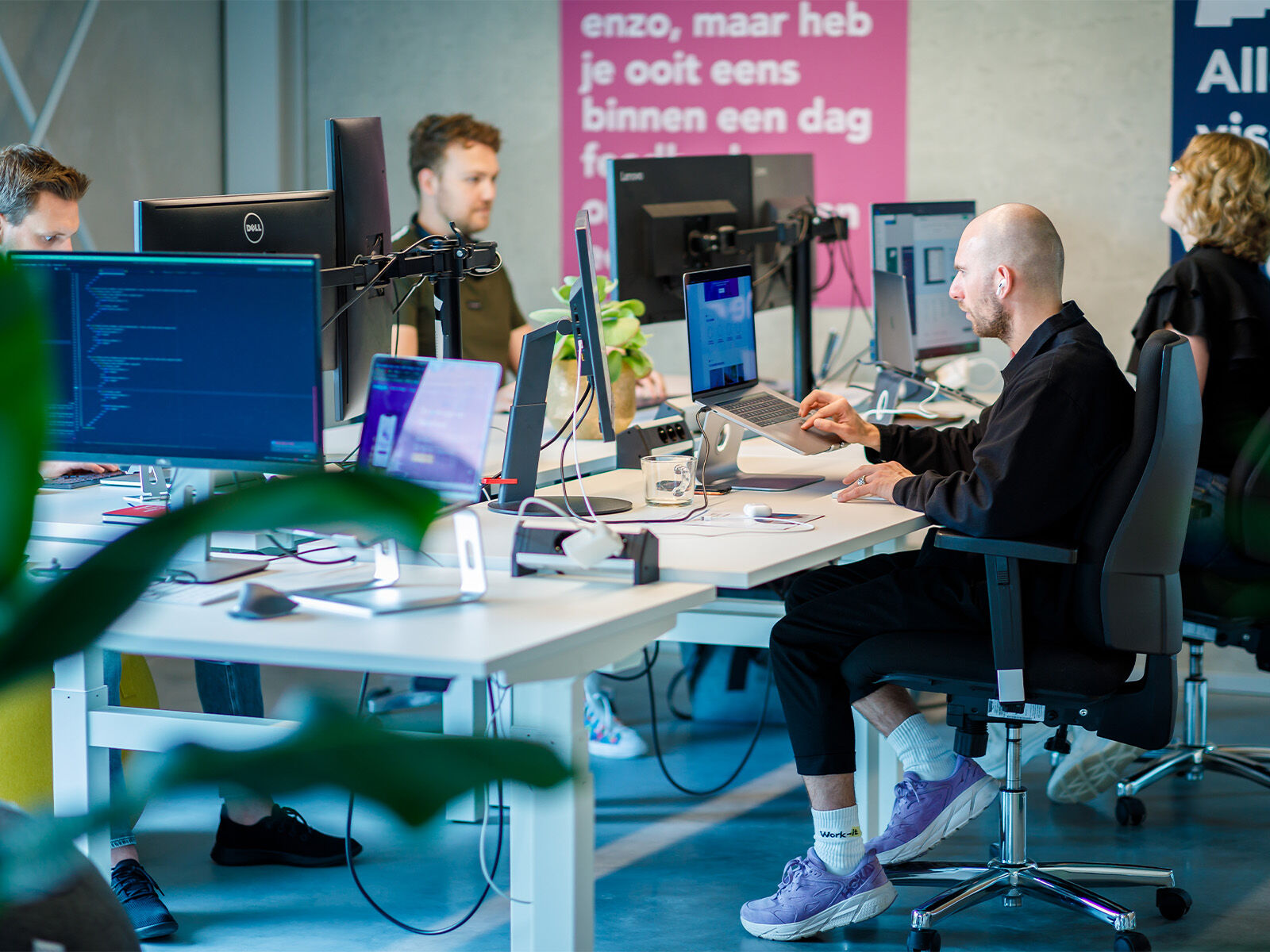 Studio collega's aan het werk met webdesign