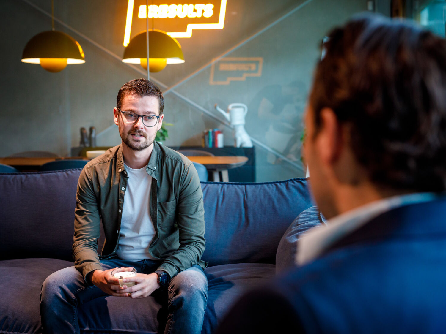 Tom bespreekt data van marketing website voor websiteoptimalisatie