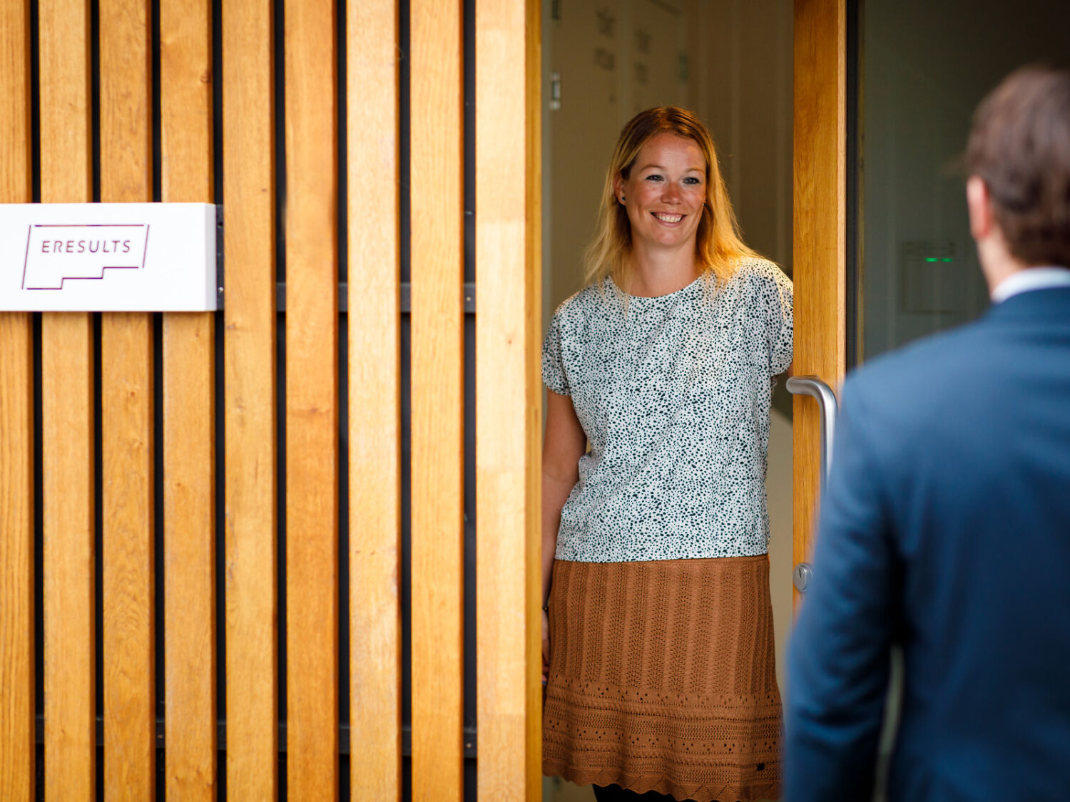 Lilian_verwelkomt_gasten_eResults