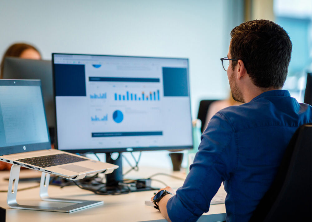 Online marketeer checkt resultaten